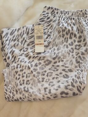 Alfred Dunner White and Gray Leopard Print Capri Pants
